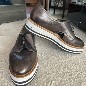 Wedge loafer in metallic leather